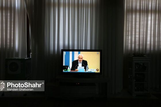 تماشای اولین مناظره انتخاباتی نامزد های ریاست جمهوری