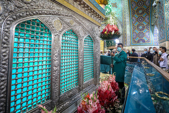 آئین تعویض گل های ضریح مطهر رضوی