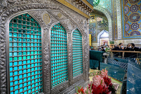 آئین تعویض گل های ضریح مطهر رضوی