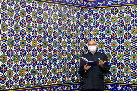 آئین تعویض گل های ضریح مطهر رضوی