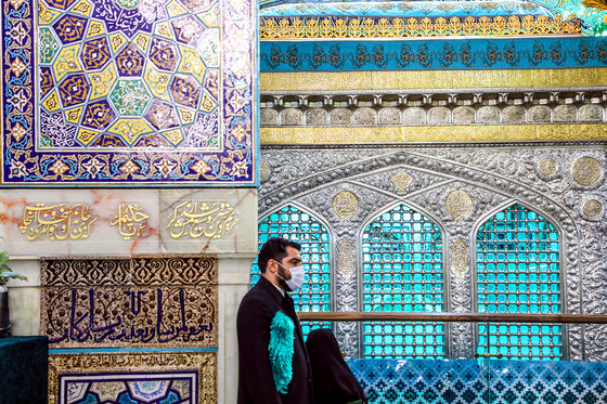 آئین تعویض گل های ضریح مطهر رضوی