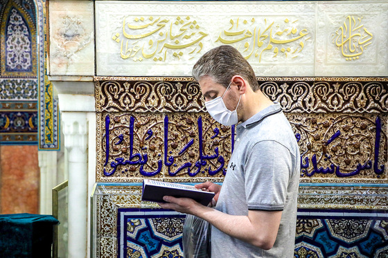 آئین تعویض گل های ضریح مطهر رضوی