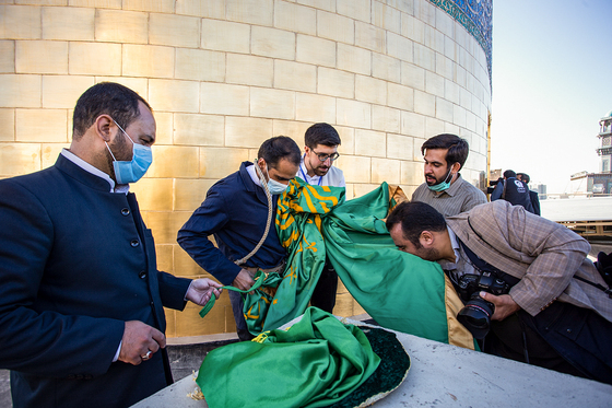 آیین تعویض پرچم گنبد منور حرم مطهر رضوی