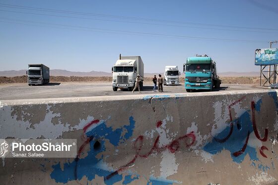 نیروهای مرزبانی در پست کنترل و مراقبت مرزی هنگ تایباد در حال کنترل و بازدید ماشینهای سنگینی هستند که قصد عبور از مرز را دارند.