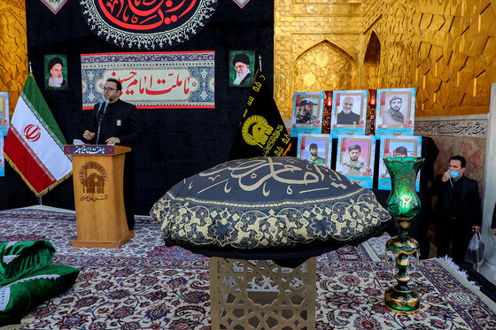 اهتزاز پرچم عزای حسینی بر فراز گنبد حرم رضوی