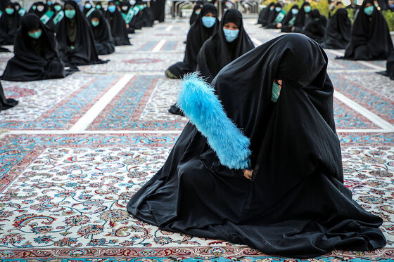اهتزاز پرچم عزای حسینی بر فراز گنبد حرم رضوی