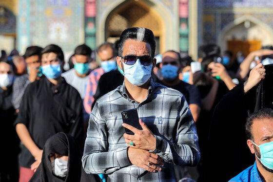 اهتزاز پرچم عزای حسینی بر فراز گنبد حرم رضوی
