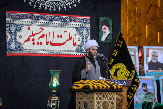 اهتزاز پرچم عزای حسینی بر فراز گنبد حرم رضوی