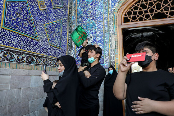 اهتزاز پرچم عزای حسینی بر فراز گنبد حرم رضوی