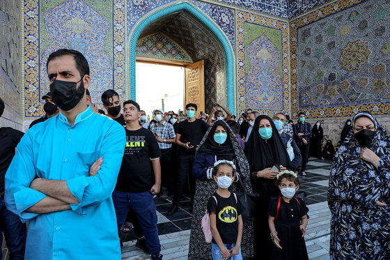 اهتزاز پرچم عزای حسینی بر فراز گنبد حرم رضوی