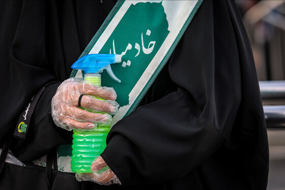 اهتزاز پرچم عزای حسینی بر فراز گنبد حرم رضوی
