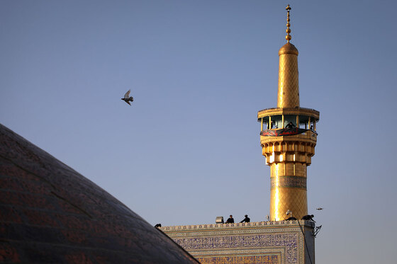 اهتزاز پرچم عزای حسینی بر فراز گنبد حرم رضوی
