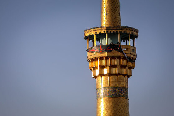 اهتزاز پرچم عزای حسینی بر فراز گنبد حرم رضوی
