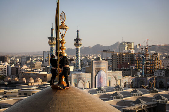 اهتزاز پرچم عزای حسینی بر فراز گنبد حرم رضوی