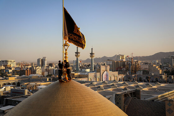 اهتزاز پرچم عزای حسینی بر فراز گنبد حرم رضوی