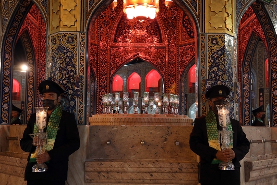 آیین خطبه خوانی شب عاشورا در حرم مطهر رضوی