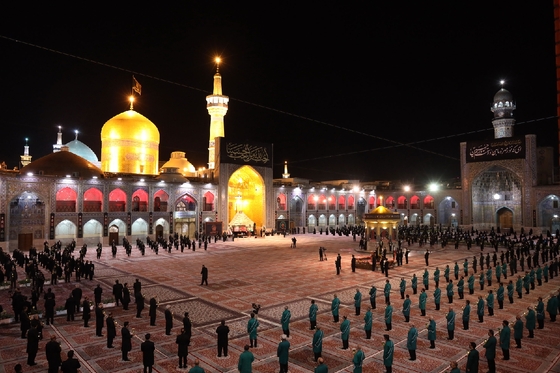 آیین خطبه خوانی شب عاشورا در حرم مطهر رضوی