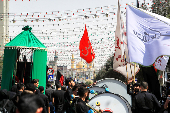 عزاداری روز عاشورا در خیابان های اطراف حرم رضوی