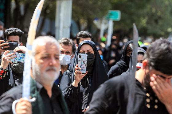 عزاداری روز عاشورا در خیابان های اطراف حرم رضوی