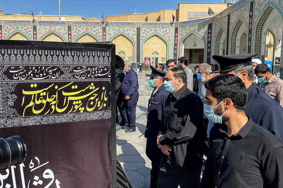 تشییع پیکر مرحوم حیدر رحیم‌پور ازغدی در حرم امام رضا(ع)