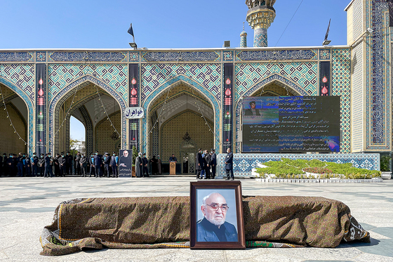 تشییع پیکر مرحوم حیدر رحیم‌پور ازغدی در حرم امام رضا(ع)