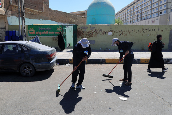 نظافت و رفت و روب معابر نجف اشرف توسط پاکبانان مشهدی در روز اربعین