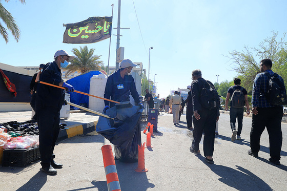 نظافت و رفت و روب معابر نجف اشرف توسط پاکبانان مشهدی در روز اربعین