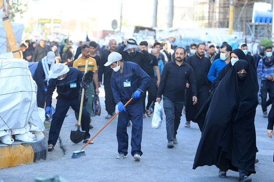 نظافت و رفت و روب معابر نجف اشرف توسط پاکبانان مشهدی در روز اربعین