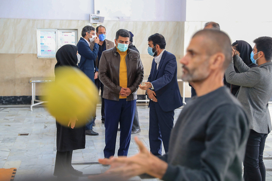 بازدید جواد فروغی قهرمان المپیک از آسایشگاه شهید بهشتی مشهد‎‎