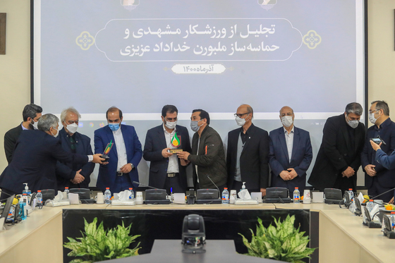 تجلیل از خداداد  عزیزی ورزشکار مشهدی 