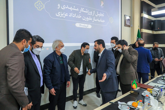 تجلیل از خداداد  عزیزی ورزشکار مشهدی 