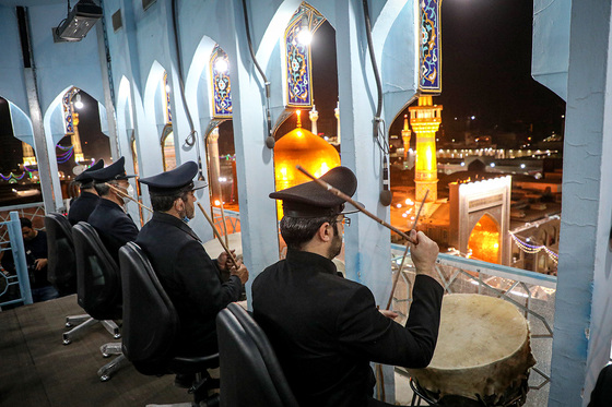 آیین سنتی نقاره نوازی سحرگاهی در حرم مطهر رضوی