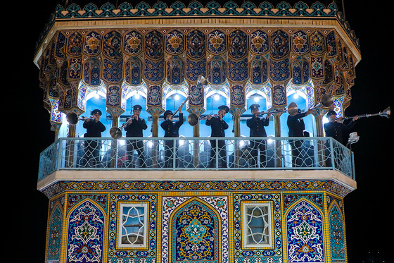 آیین سنتی نقاره نوازی سحرگاهی در حرم مطهر رضوی