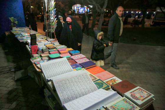 بازدید مدیر کل ارشاد از نمایشگاه قرآن در بوستان های شهر