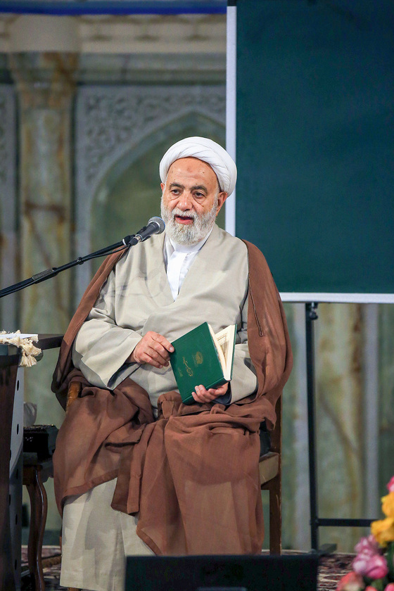 جلسه «درس‌هایی از قرآن» با حضور حجت‌الاسلام قرائتی در حرم مطهر رضوی