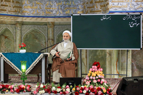 جلسه «درس‌هایی از قرآن» با حضور حجت‌الاسلام قرائتی در حرم مطهر رضوی