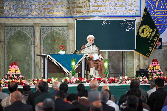 جلسه «درس‌هایی از قرآن» با حضور حجت‌الاسلام قرائتی در حرم مطهر رضوی
