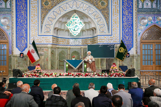 جلسه «درس‌هایی از قرآن» با حضور حجت‌الاسلام قرائتی در حرم مطهر رضوی