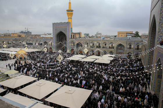 اقامه نماز عید فطر در حرم مطهر رضوی‎