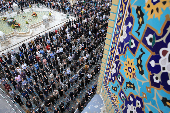 اقامه نماز عید فطر در حرم مطهر رضوی‎