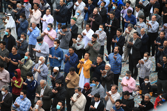 اقامه نماز عید فطر در حرم مطهر رضوی‎