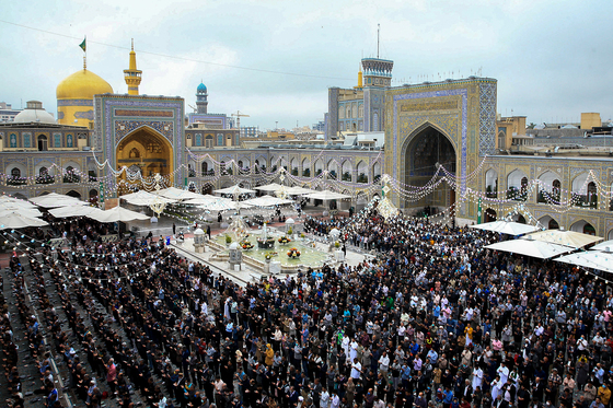 اقامه نماز عید فطر در حرم مطهر رضوی‎