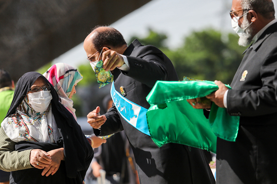 استقبال از زائران امام رضا(ع)
