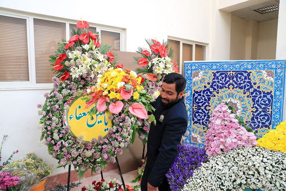 گل آرایی حرم مطهر رضوی در آستانه میلاد امام رضا (ع)