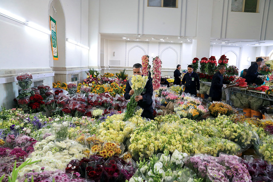 گل آرایی حرم مطهر رضوی در آستانه میلاد امام رضا (ع)