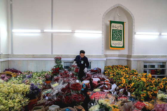 گل آرایی حرم مطهر رضوی در آستانه میلاد امام رضا (ع)