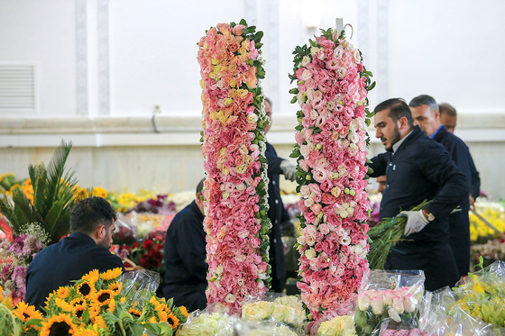 گل آرایی حرم مطهر رضوی در آستانه میلاد امام رضا (ع)