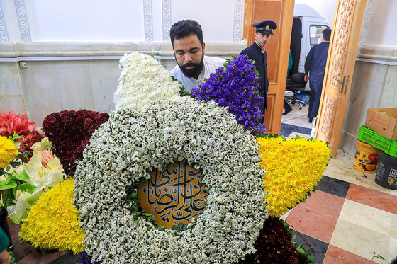 گل آرایی حرم مطهر رضوی در آستانه میلاد امام رضا (ع)