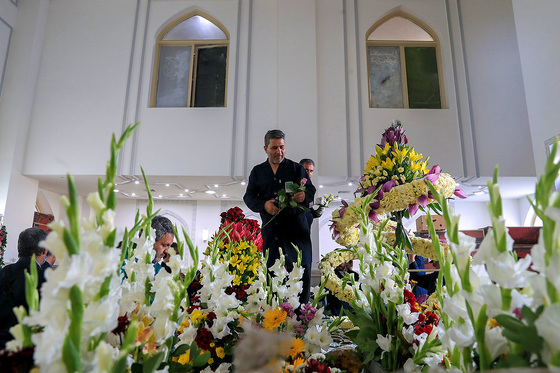 گل آرایی حرم مطهر رضوی در آستانه میلاد امام رضا (ع)
