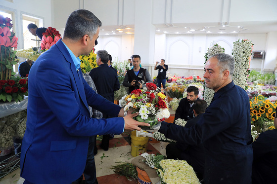 گل آرایی حرم مطهر رضوی در آستانه میلاد امام رضا (ع)
